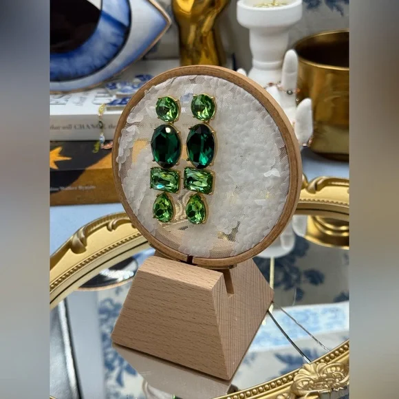 🆕 OSCAR DE LA RENTA 🧿 NWOT Goldtone & Green Crystal Geometric Drop Earring - Picture 15 of 16